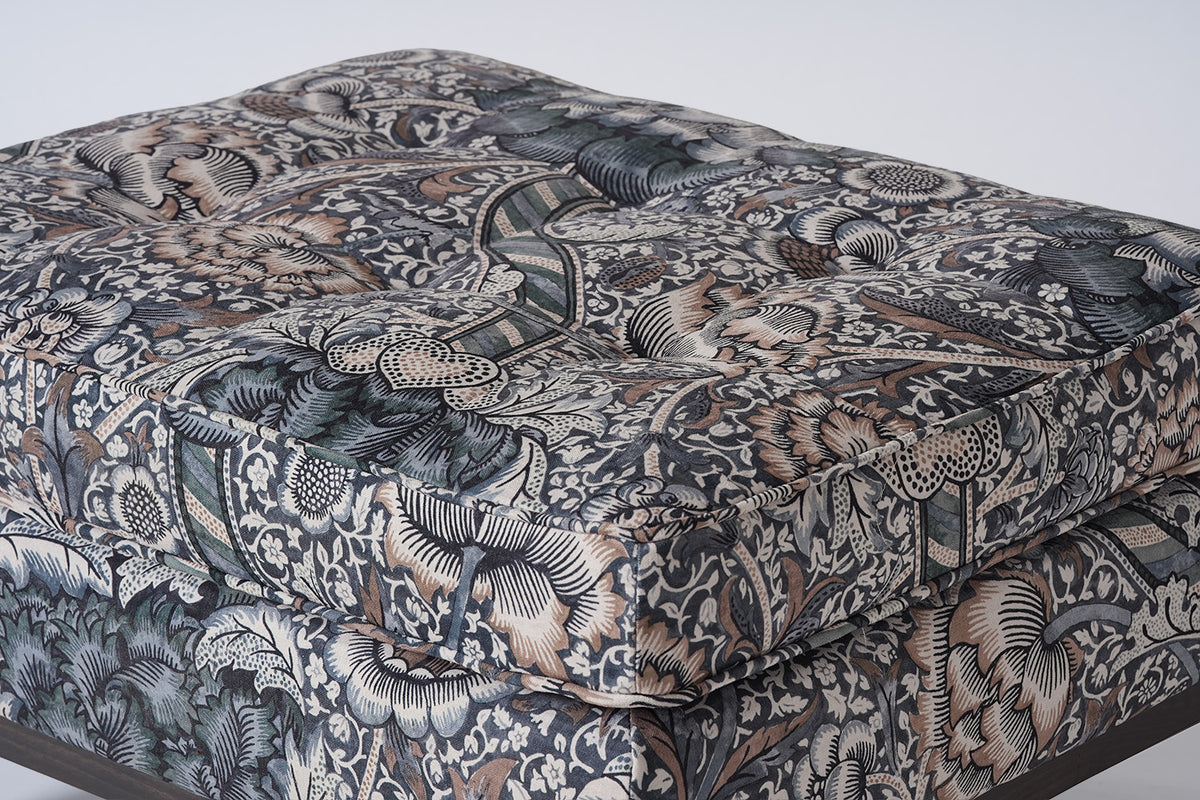 Model 02 Ottoman, Wandle