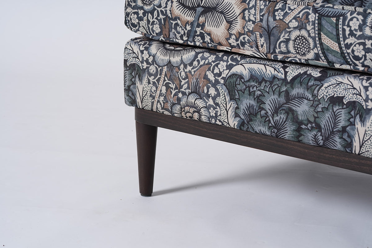 Model 02 Ottoman, Wandle